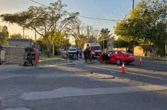 Violento choque y vuelco en Capital: un auto terminó sobre una plazoleta