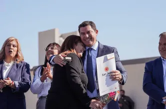 Orrego encabezó la entrega de 46 casas en el barrio El Alba de Chimbas