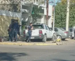 Una camioneta y una moto chocaron en Trinidad: uno de los vehículos quedó sobre la vereda