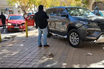 Violenta colisión en Mitre y Santiago del Estero dejó una camioneta sobre la vereda