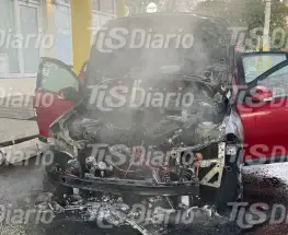 Investigan cómo se originó el fuego que destruyó un Renault Fluence en Capital