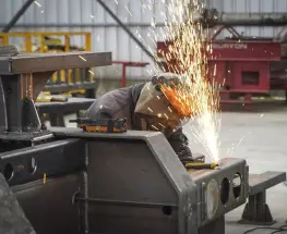 La industria volvió a caer en mayo, mientras la construcción retomó la senda del crecimiento