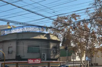 Una bandera en San Juan homenajeó a Messi tras el pase a semifinales