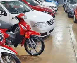Las motos aceleran y los autos siguen en retroceso: crece la brecha en los patentamientos