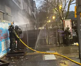 Incidentes durante la protesta contra la Ley de Propiedad Privada: tres detenidos y dos agentes heridos