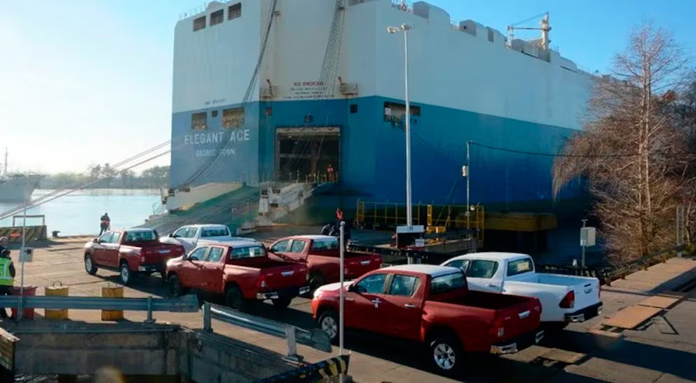 Milei selló un acuerdo con Ecuador que mejora el acceso de los autos argentinos a ese mercado