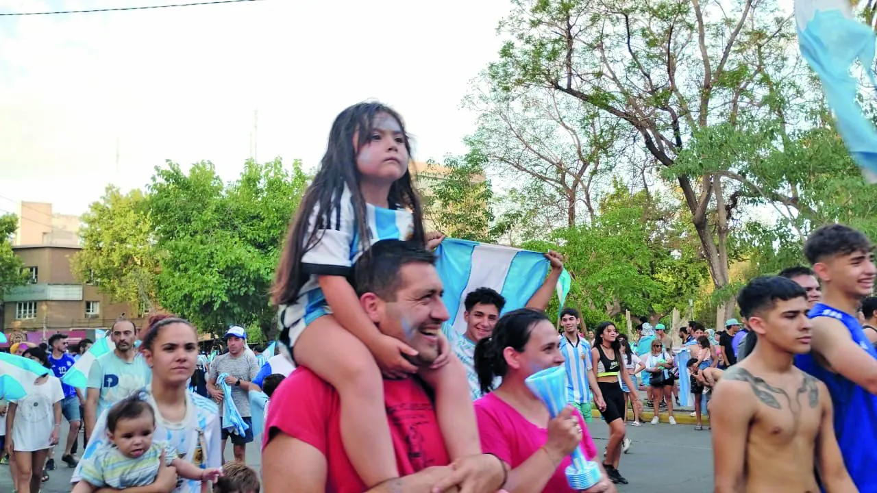 Festejos Plaza 25 luego del pase a semifinales 9.jpg