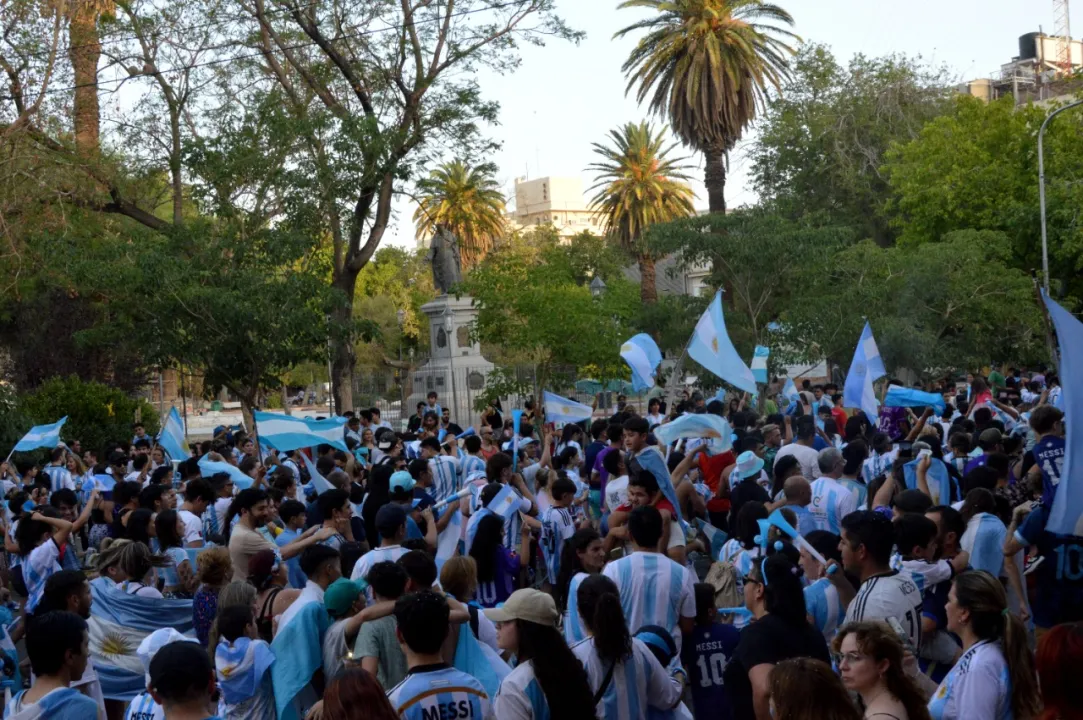 Festejos Plaza 25 luego del pase a semifinales 19.jpg