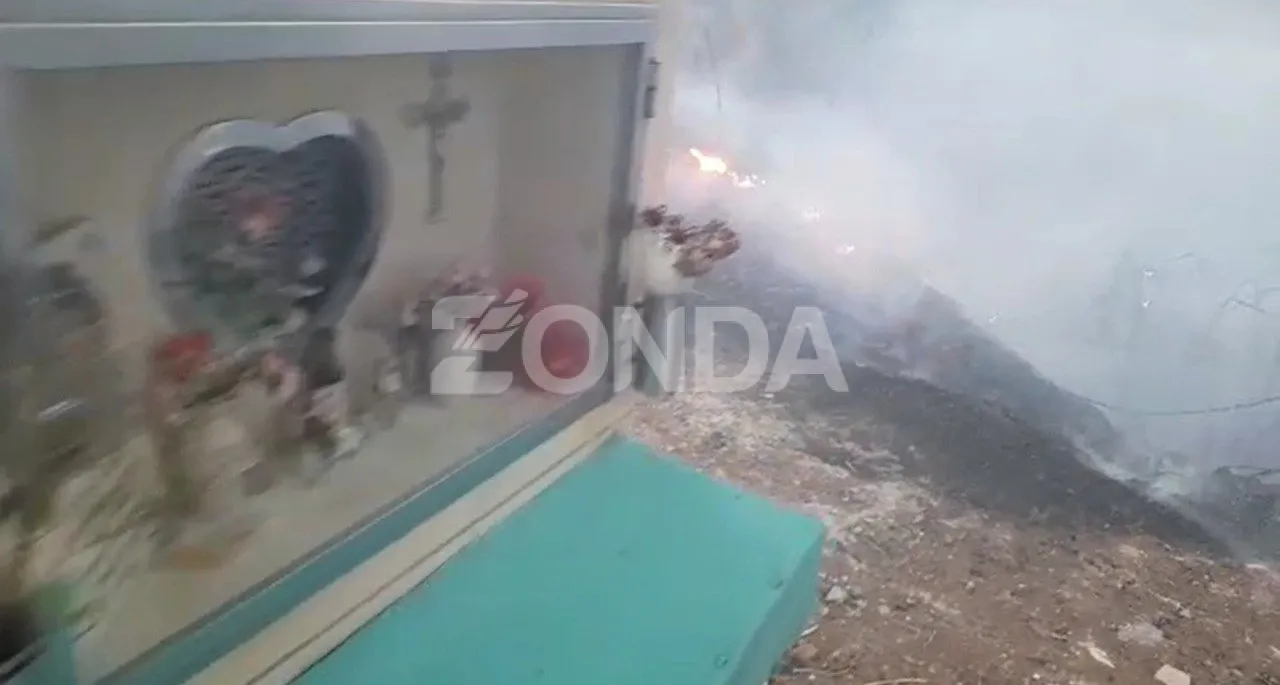 Bomberos Voluntarios de Pocito Trabajan en el incendio en el cementerio