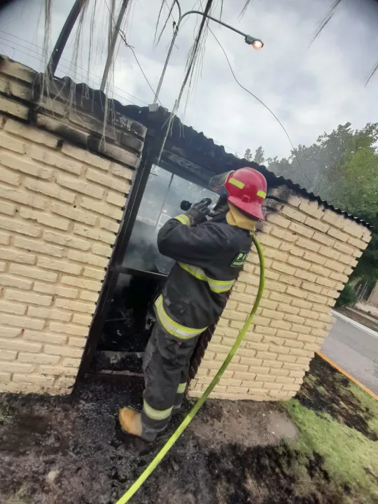 Vándalos incendian un quiosco  (7).jpg