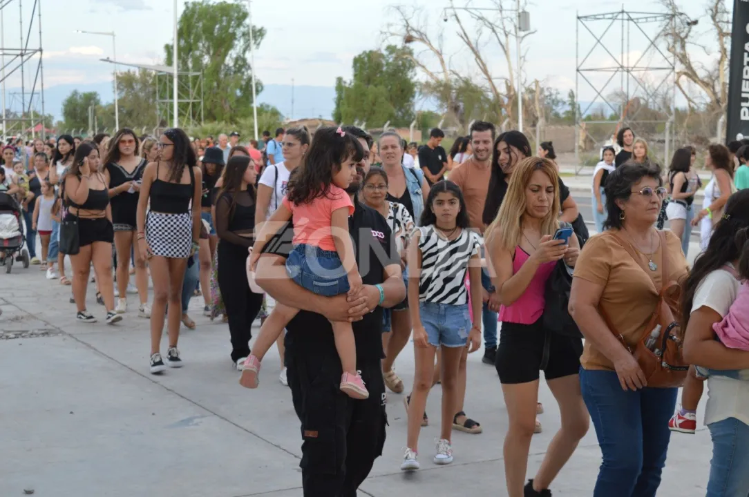 así colman el Costanera Complejo Ferial en la segunda noche de la FNS (8).jpg