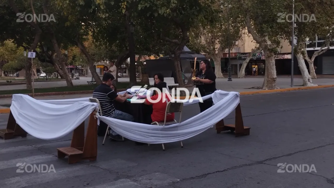 Sanjuaninos acompañan a cristo en el Vía Crucis