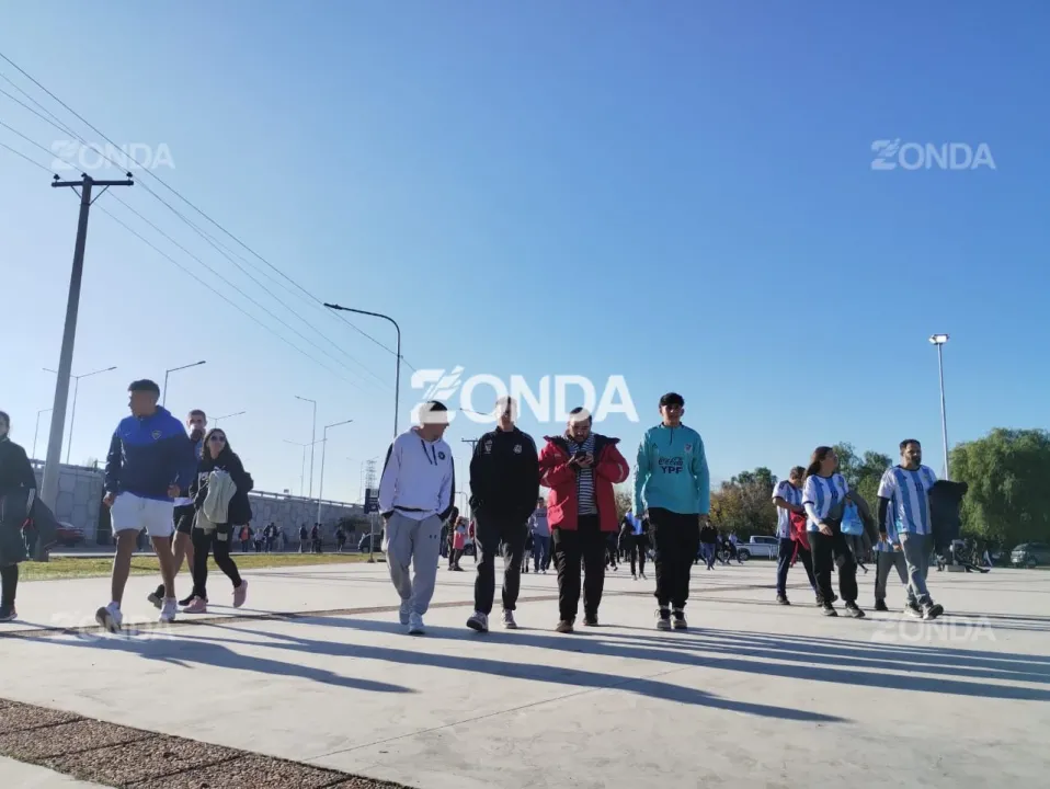 hinchas llegan al estadio (5).jpg