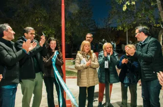 Inauguran luminarias en plaza Evita del Barrio Hualilán