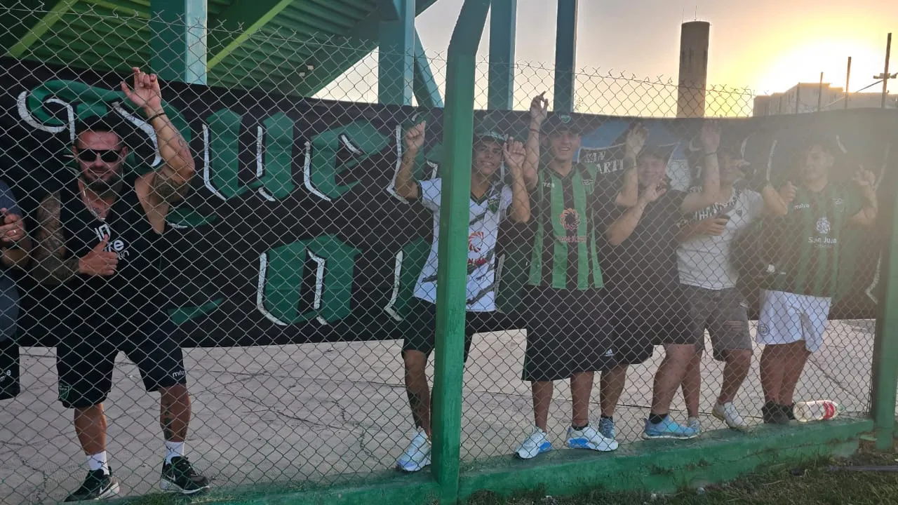 hinchas San Martin viendo la reserva 1.jpg