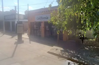 Entraron por atrás, vaciaron un local y se llevaron hasta las cámaras
