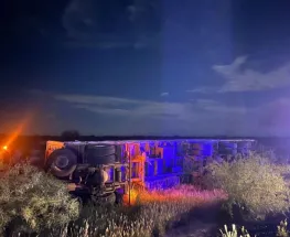 Un camión volcó en la Ruta 20 y el conductor salió con una lesión leve