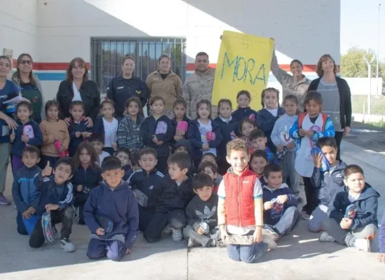 Estudiantes de primer grado eligieron "Mora" para una potranca nacida en la Policía Rural