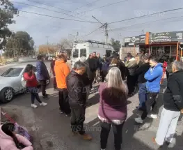Vecinos de San Lorenzo y Colón bloquearon una calle tras un robo y reclamaron más seguridad