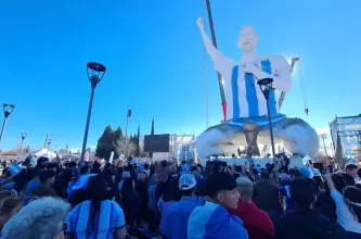 Cutral Co presentó una escultura de Messi de 26 metros sobre la Ruta 22