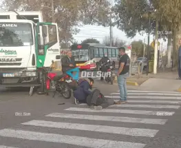 Un motociclista chocó con un camión municipal en una transitada esquina de Rivadavia