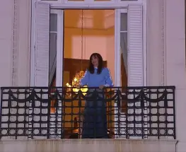Cristina Kirchner saludó desde su balcón a la militancia llegada tras la marcha en Parque Lezama