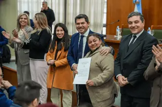 Orrego entregó 118 escrituras y reafirmó el compromiso de avanzar con la regularización dominial en San Juan