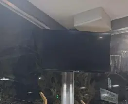Dos menores intentaron robar el televisor de una parada inteligente en Rivadavia