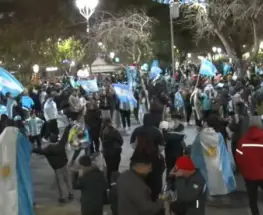 La Plaza 25 de Mayo reunió a los sanjuaninos tras el triunfo de Argentina