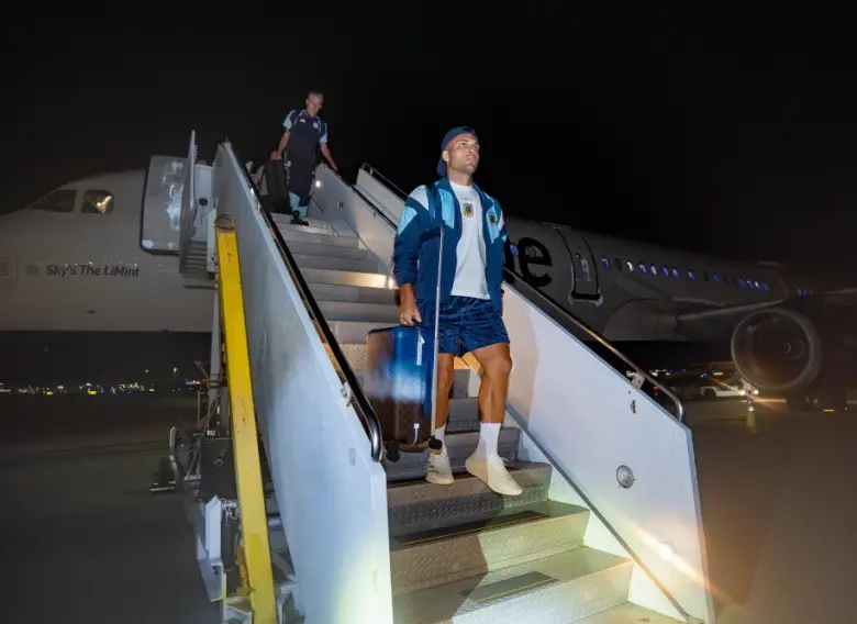 Argentina llegó a Atlanta con demora y Scaloni evalúa ajustes en la previa de Egipto