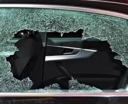 Forzaron un auto en calle Mitre y sustrajeron una mochila durante una instalación