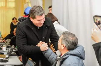 Orrego encabezó en Pocito una nueva edición de San Juan Cerca con trámites, controles y entrega de anteojos
