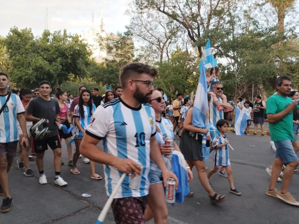 Festejos Plaza 25 luego del pase a semifinales 10.jpg