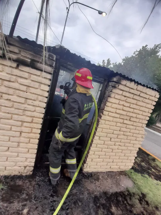 Vándalos incendian un quiosco  (8).jpg