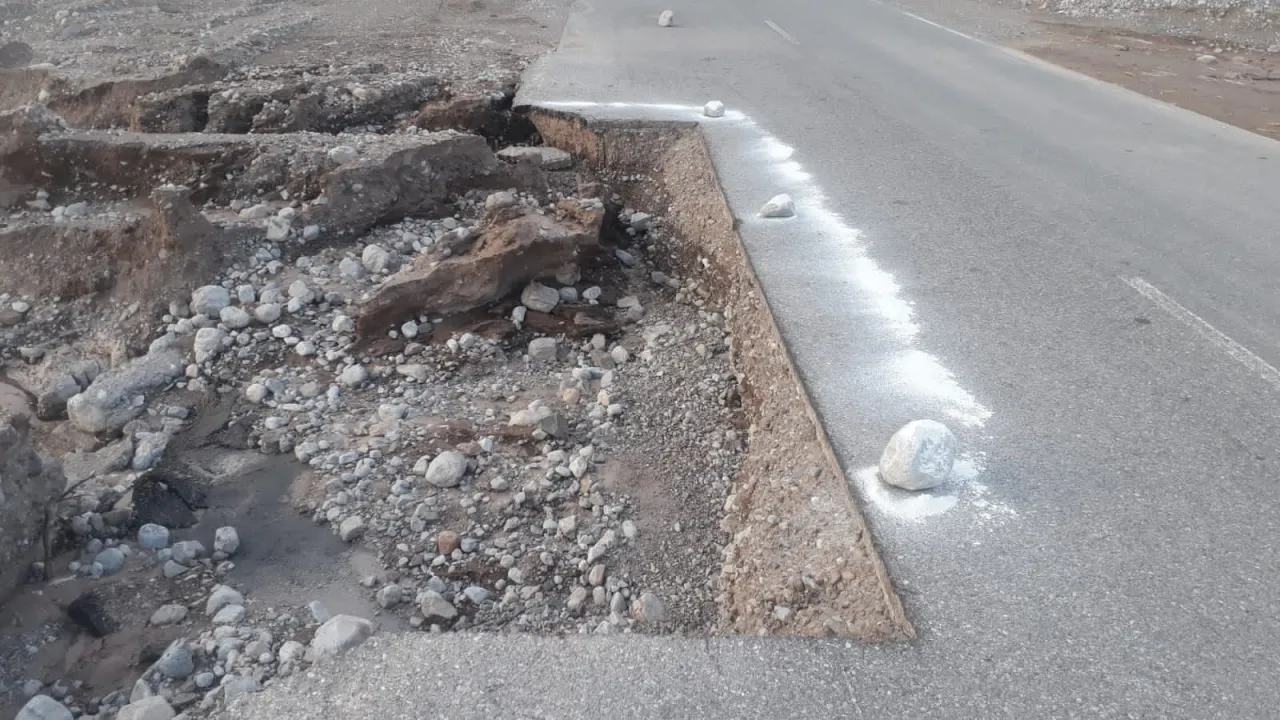 Trabajadores viales reponen la ruta 40 en la zona norte de la provincia