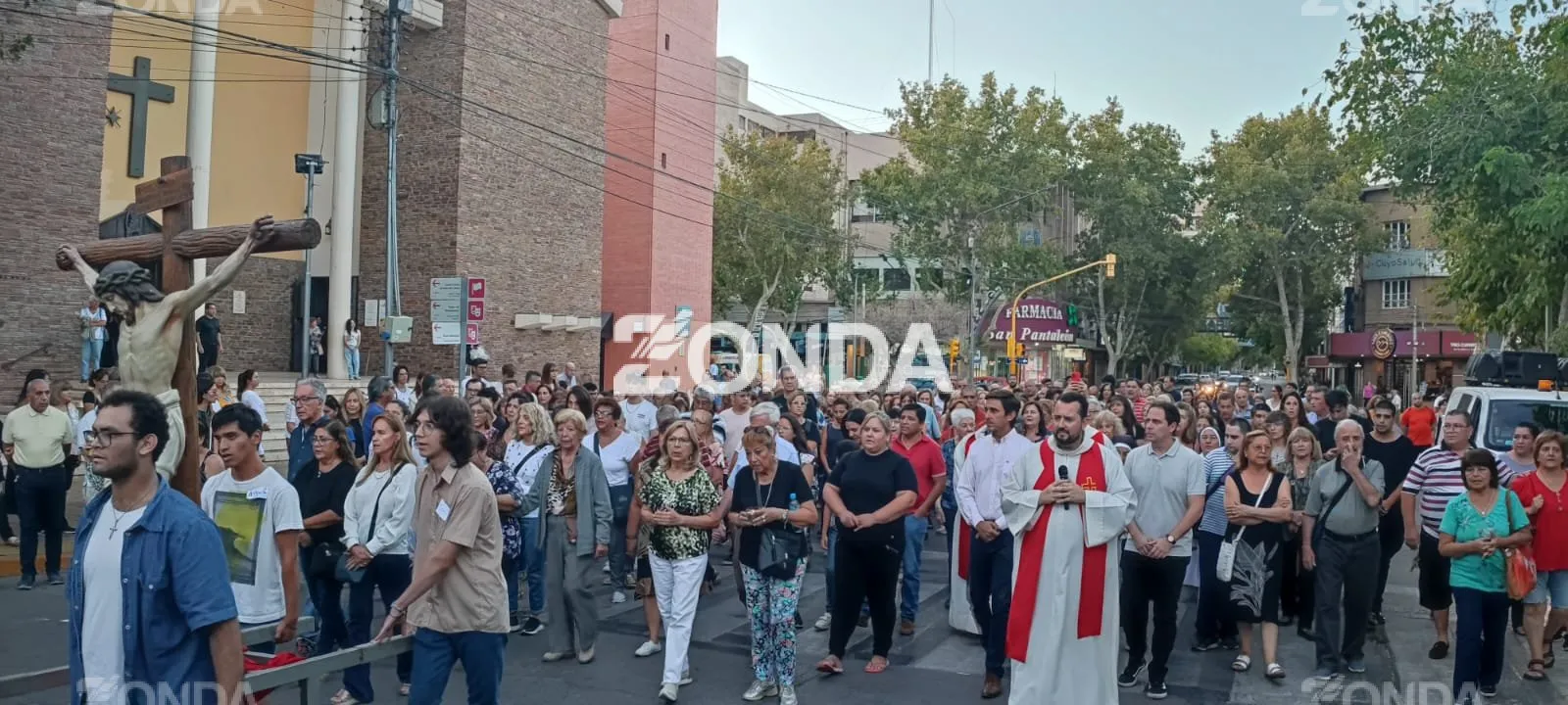 Sanjuaninos acompañan a cristo en el Vía Crucis