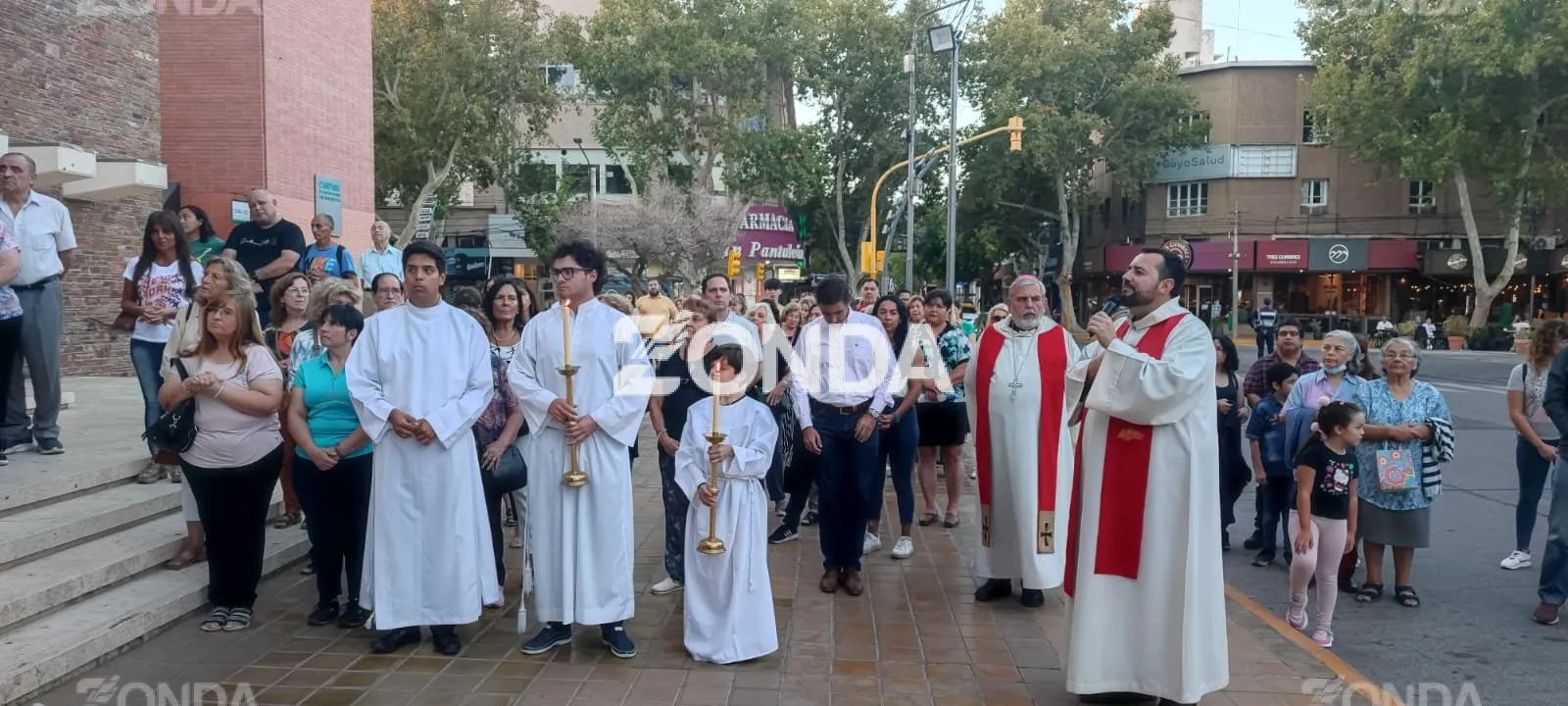Sanjuaninos acompañan a cristo en el Vía Crucis
