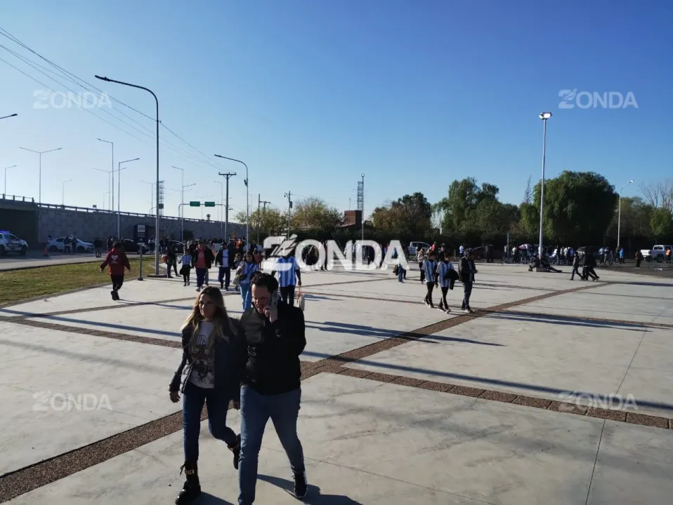 hinchas llegan al estadio (6).jpg