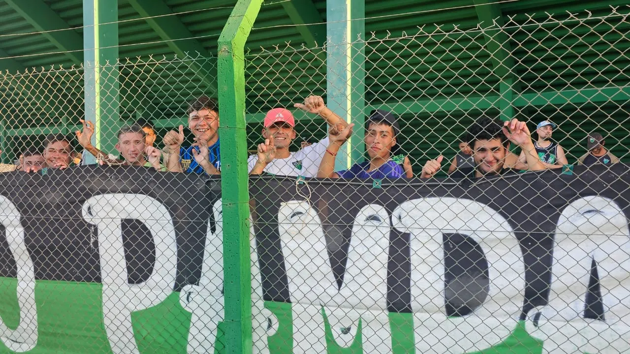 hinchas San Martin viendo la reserva 2.jpg