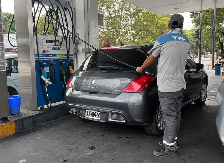 La suba de la nafta no se detiene: en San Juan la nafta infinia ya supera los $2.000