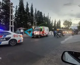 Una moto y un auto chocaron frente a la Universidad Católica de Cuyo: dos jóvenes heridos