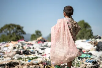 El Gobierno aseguró que la pobreza infantil bajó al 42% y destacó una mejora frente a fines de 2023