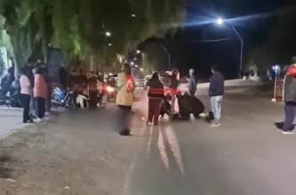 Dos motocicletas chocaron en Albardón y dejaron a una mujer y una menor internadas