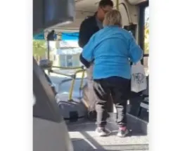 Un chofer de la RedTulum asistió a una pasajera y el video se volvió viral en redes