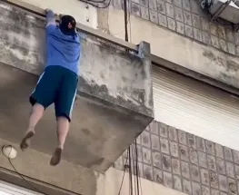 Un hombre cayó desde un edificio y sobrevivió tras golpear sobre un patrullero