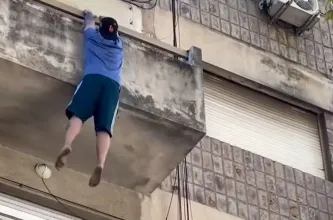 Un hombre cayó desde un edificio y sobrevivió tras golpear sobre un patrullero