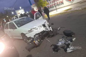 Brutal choque frente al Club Aberastain: una pareja en moto terminó hospitalizada