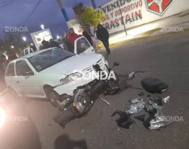 Brutal choque frente al Club Aberastain: una pareja en moto terminó hospitalizada