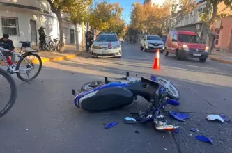 Impacto entre un auto y una moto alteró el tránsito en una esquina céntrica de Capital