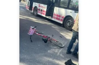 Una ciclista sufrió heridas críticas tras chocar con un colectivo de la Red Tulum